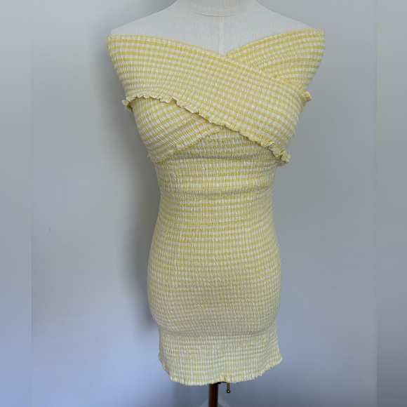 Missguided Yellow Off-Shoulder Dress - Picture 1 of 4